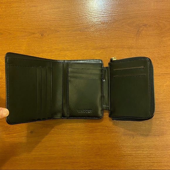 FREE IN BUNDLE* RFID blocking wallet - Picture 6 of 15